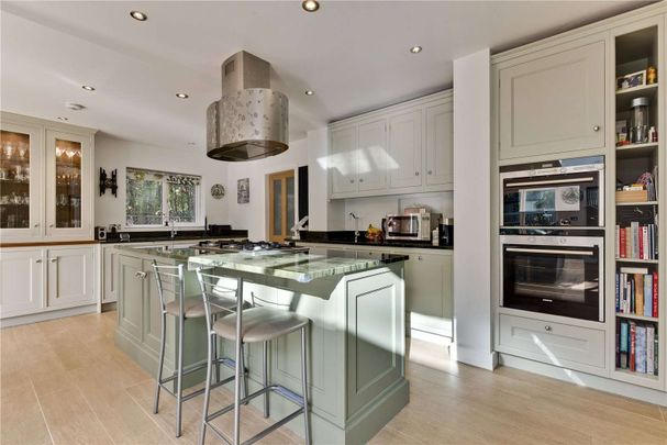 A beautifully presented five bedroom executive home in a most sought after location, minutes from the convenience of Esher high street. - Photo 1