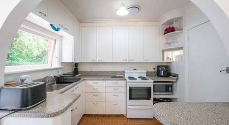 Sunny and Spacious three-bedroom brick - Photo 2