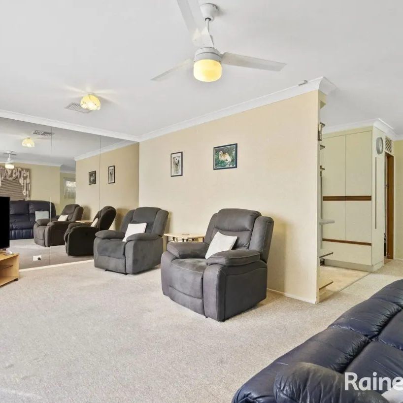 Spacious Family Home with Solar & Battery - No power Bills ??? - Photo 1