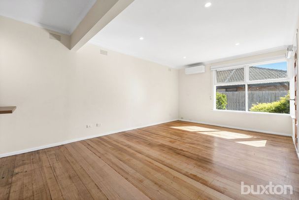 Neat & Tidy 2 Bedroom Streetfront Villa Unit With Garden Outlook! - Photo 1