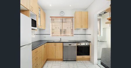 Light Filled Beachside Apartment - Photo 2