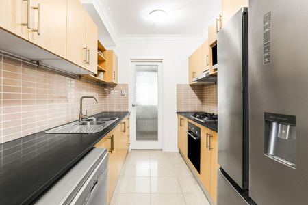 Modern & Spacious Two Bedroom Apartment! - Photo 3