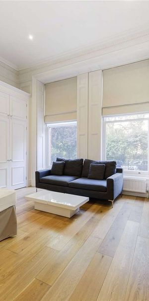 A bright furnished studio apartment overlooking the beautiful Lennox Gardens. - Photo 1