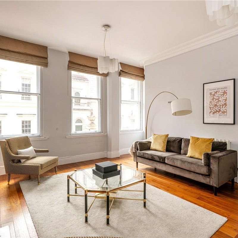 A beautifully refurbished first-floor apartment set within an impressive period building in the heart of prestigious St James’s. - Photo 1