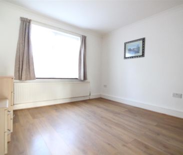 Kingsbridge Crescent, Southall - Photo 2