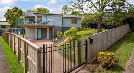 Renovated 4-Bedroom Home - Photo 4