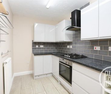 3 bedroom semi-detached house to rent - Photo 5