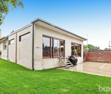 Neat & Tidy 4 Bedroom Home With Garden and Basketball Court! - Photo 6