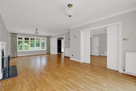 Available to let is a superb 5 bedroom family home in a convenient location within West Byfleet, KT14 with outdoor heated pool and set behind electric private gates. - Photo 3