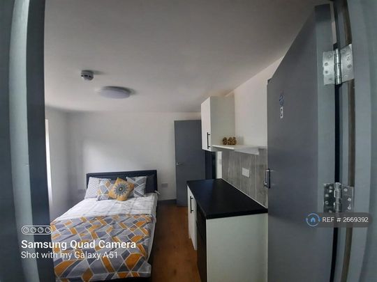 1 bedroom in a house share to rent - Photo 1