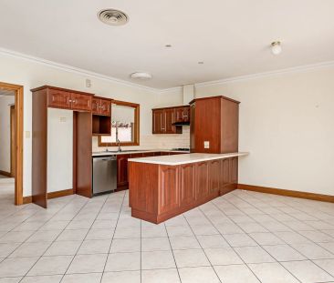 Three bedrooms & two bathrooms in popular locale - Photo 6