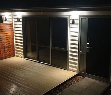 Modern Sunny 3BR Townhouse in Point Chevalier! - Photo 1