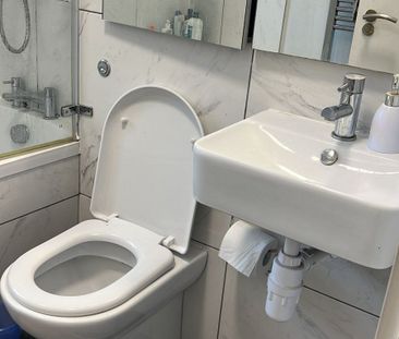 Two rooms in a shared family flat close to Loughton station- £750 pcm - Photo 6