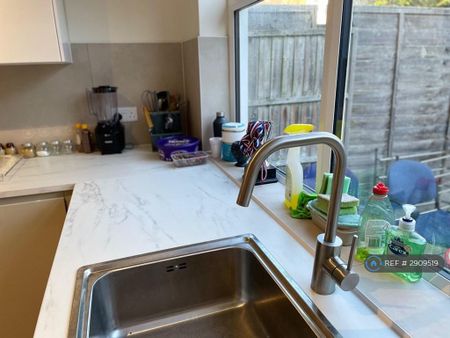 1 bedroom in a house share to rent - Photo 2
