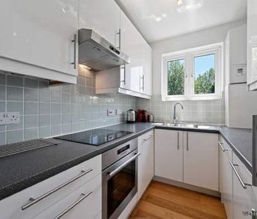 2 bedroom property to rent in London - Photo 2