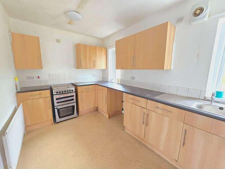 Lynfield Drive, Bradford, BD9 - Photo 3