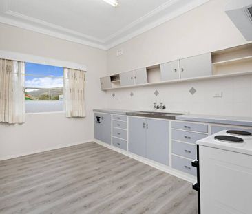 Two Bedroom Upstairs Unit - Photo 1