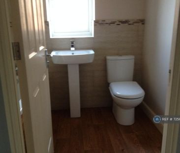 2 bedroom semi-detached house to rent - Photo 5