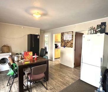 Prime city location - four bedroom student rental! - Photo 2