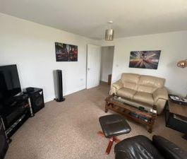 Monthly Rental Of £875 excludes all other services and Council Tax - Photo 3