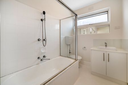 Freshly renovated 2-bedroom Apartment! - Photo 5