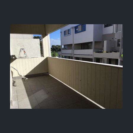 Centrally located modern 3 bedroom Townhouse! - Photo 3