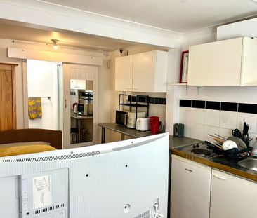 Studio Flat, Adams Close, BN1 - Photo 5