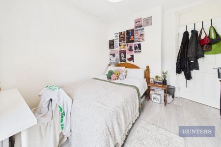 5 bedroom House To Let - Photo 2