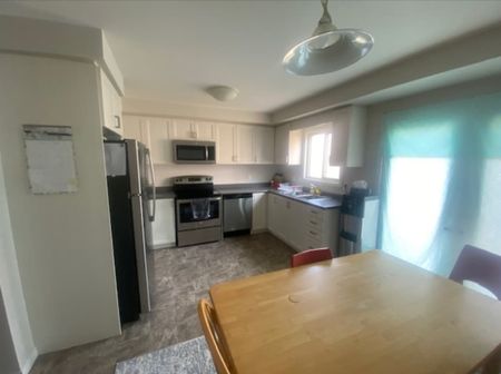 Three bedroom townhouse for rent in London Ontario - Photo 4