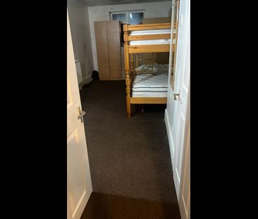 1 Bed Flat, East Ham, E6 - Photo 2