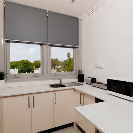 Homely studio with shared bathroom in Darlinghurst - Photo 1