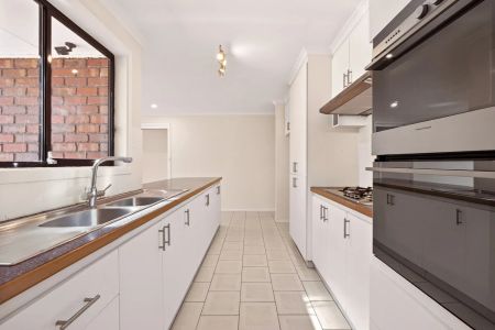 Family home on large 724m2 block with garage rear access and large outdoor entertaining area! - Photo 3