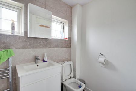 3 bed terraced house to rent in Diana Close, Slough, SL3 - Photo 5