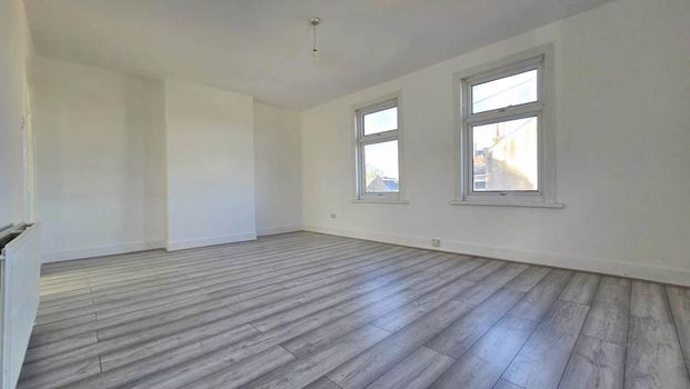 3 bedroom flat to rent - Photo 1