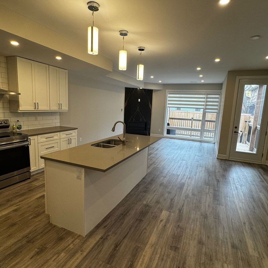 For Lease - 902 - A Pinecrest Road, Britannia Heights - Queensway Terrace N and Area, Ontario - Photo 1