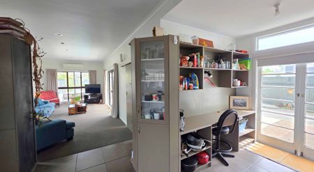 Summer Ready! Spacious Family Home with Pool and Double Garage - Photo 5