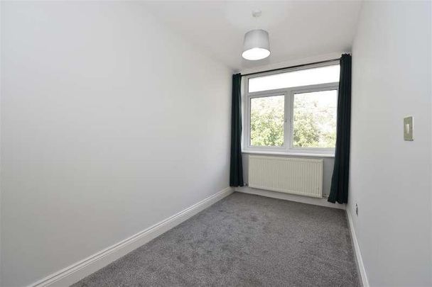 The Boulevard, Crowley, RH10 - Photo 1