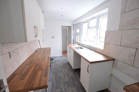 3 bedroom terraced house to rent - Photo 2