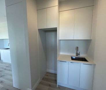 Modern Unit - Photo 2