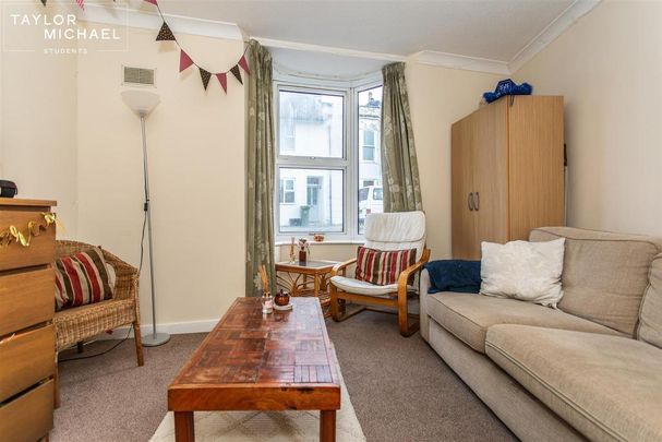 4 bedroom end of terrace house to rent - Photo 1