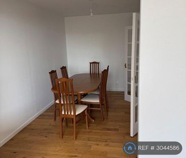 3 bedroom flat to rent - Photo 4