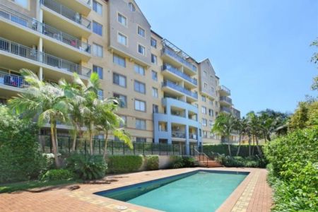 Top Floor Apartment, Your Cozy Retreat Close to Everything! - Photo 2