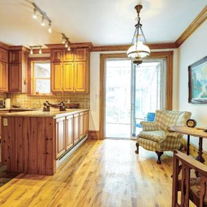 Maison à étage meublé. 3 chambres . Métro Beaudry. Possible au mois - Photo 2