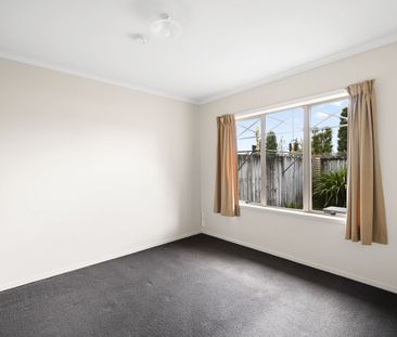 Tidy Two Bedroom In Central Locale - Photo 4