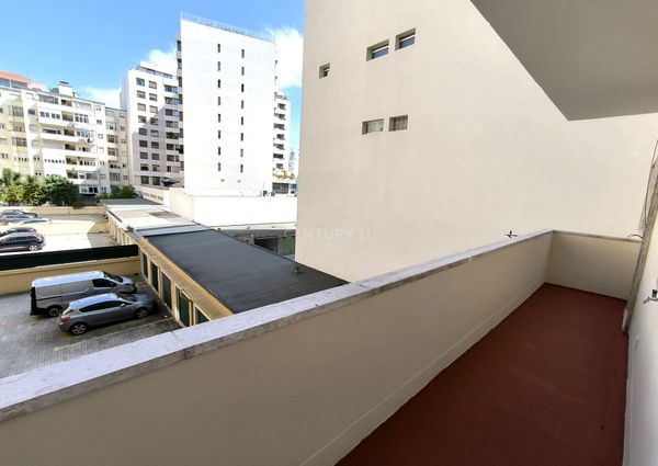 T3+1(com sala dupla) a estrear depois de remodelado, imóvel com excelente localização na Av. Roma com duas grandes varandas