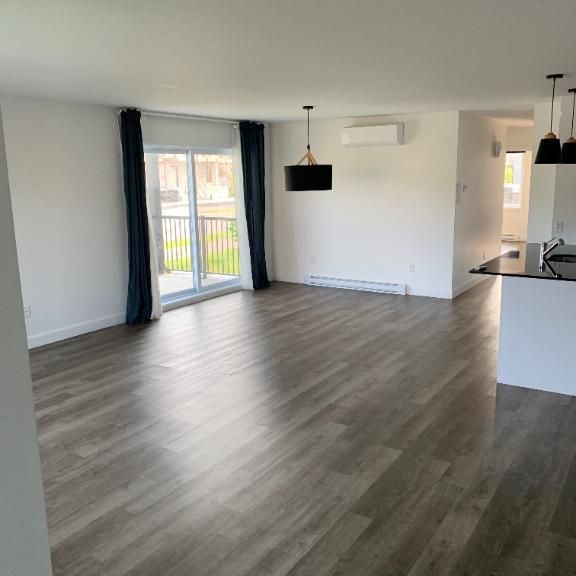 Superbe logement 7 1/2 à St-Nicolas, 1er étage, climatisé, 2 STATIONNEMENTS EXTÉRIEURS INCLUS, LIBRE LE 1ier février 2026. - Photo 1