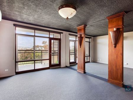 Secure 1 bedroom unit with city views - Photo 2