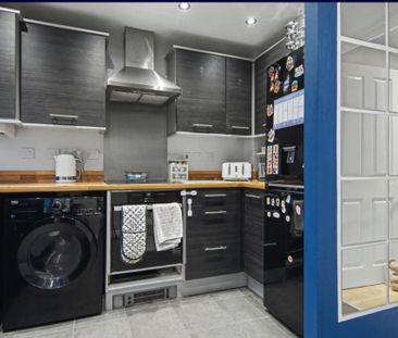 Stylish 2-Bed Home | High-Spec Finish & Parking in CV10 - Photo 5