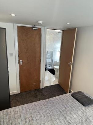 6 bedroom end of terrace house to rent - Photo 1