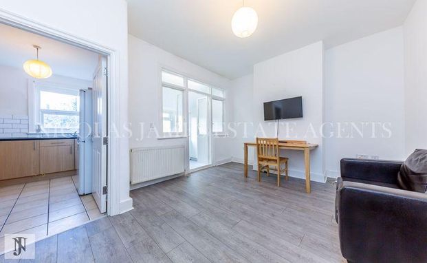 4 bedroom terraced house to rent - Photo 1